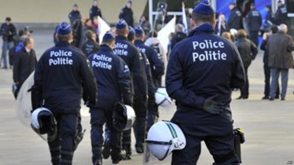 بلجيكا : توقيف رجل هدد حياة المارة في أنفيرس والعثور على أسلحة في سيارته