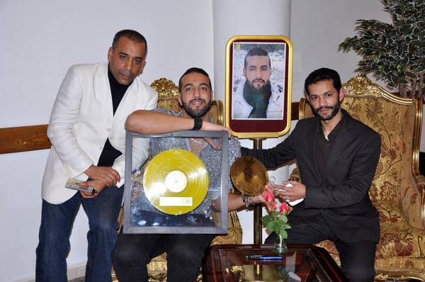 الفنان المغربي خليل بنعلي يتوج بجائزة &quot;الصوت الذهبي &quot; في حفل توقيع ألبومه الجديد