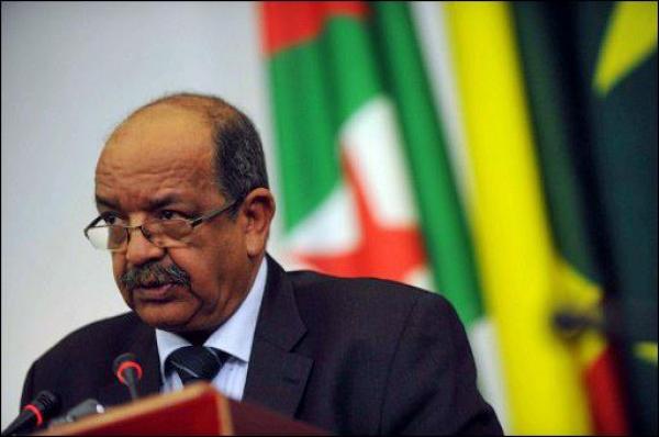 وزير الخارجية الجزائري يتهم البنوك المغربية و "لارام"  بتبييض و نقل أموال الحشيش