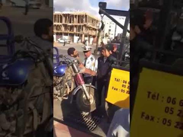 مؤثر :مواطن يقبل قدم ويد شرطي وهكذا كان رد فعل الأخير (الفيديو)