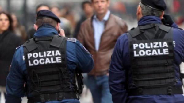 الشرطة الإيطالية تضبط مهاجرا مغربيا يقضي حاجته بحديقة عمومية ففرضت عليه غرامة لاتصدق!!
