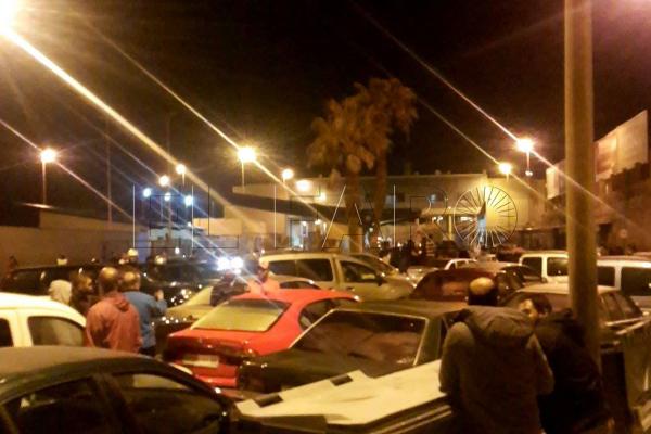 بالصور و الفيديو... مواطنون مغاربة عالقون بسيارتهم بسبتة المحتلة منذ أزيد من 12 ساعة و السبب !