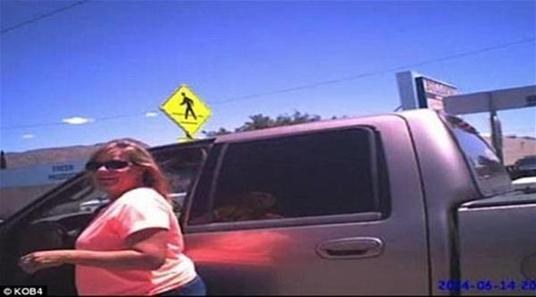شرطي يعاقب امرأة تركت كلبها داخل سيارتها "الحارة"