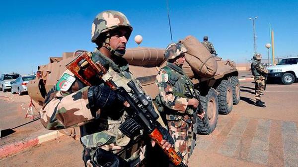 الجيش الجزائري يقتل مغربيا و يعتقل ابن عمه على الخط الحدودي