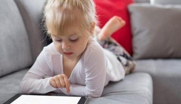 لماذا يجب على الأطفال تفادي شاشات الأجهزة الإلكترونية؟