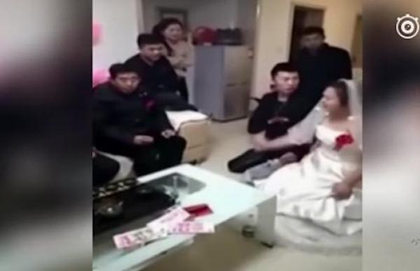بالفيديو: عروس تترك عريسها لأن والديه لم يقدما هدية مناسبة