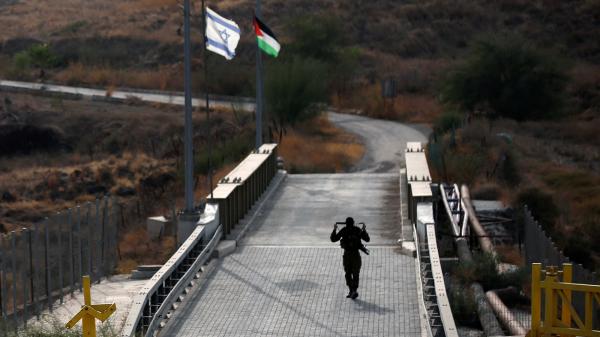 في واقعة غير مسبوقة...جندي أردني يطلق النار على جنود إسرائليين على الشريط الحدودي