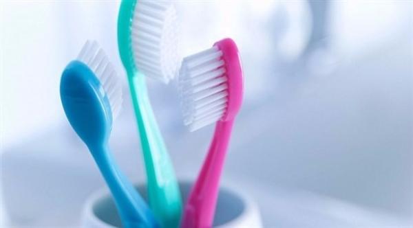 لهذا السبب يجب أن تفكر كثيراً قبل استخدام فرشاة الأسنان