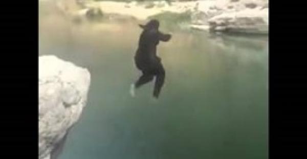 بالفيديو.. فتاة متهورة تقفز من صخرة شاهقة العلو في بحيرة