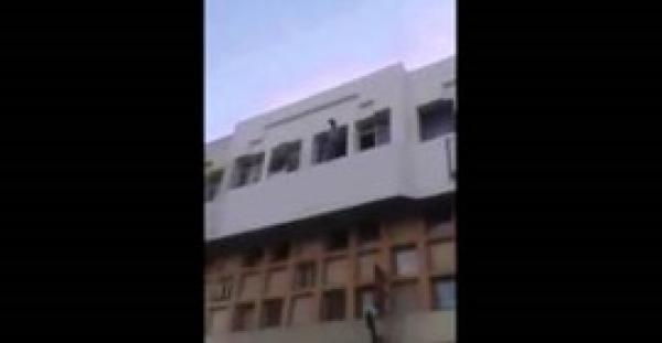 بالفيديو.. فتاة مغربية تحاول الانتحار قفزًا من نافذة غرفتها