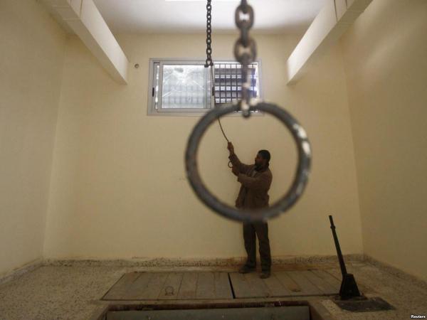 المغاربة يطالبون بتنفيذ الإعدام في حق المجرمين ووزير العدل يصدمهم بهذا القرار