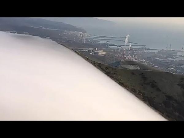 شلال من الغيوم" يكتسح ميناء للسفن بروسيا (فيديو)