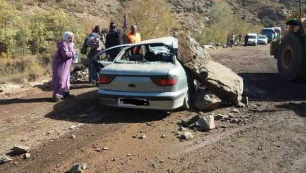 عائلة تنجو من موت محقق بعد سقوط صخرة على سيارة بمنعرجات "تيشكا"