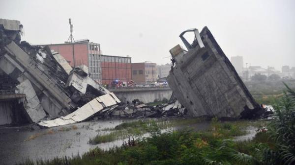 فاجعة ..عشرات القتلى في انهيار جسر للسيارات في جنوة الإيطالية (فيديو)