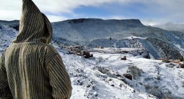 إقليم ميدلت.. انطلاق عملية توزيع المساعدات الإنسانية على السكان المتضررين من موجة البرد القارس