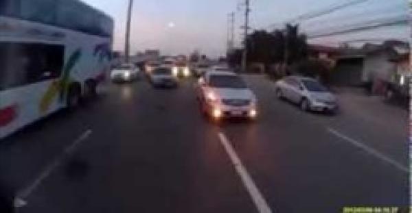 بالفيديو.. رجل ينجو من الدهس تحت عجلات 3 شاحنات بأعجوبة