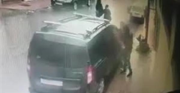 لحظة سرقة لصين سيارة في وضح النهار (فيديو)