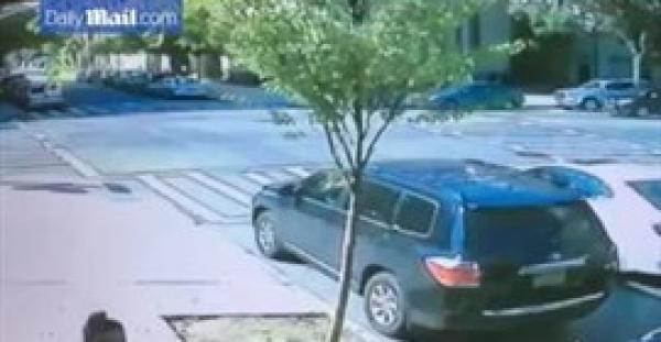 بالفيديو.. لحظة دهس سيارة لطفل أثناء عبوره الطريق