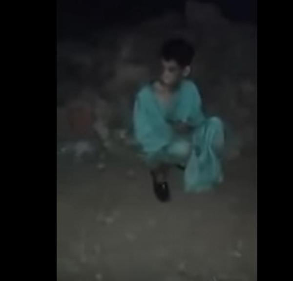 صادم... فيديو لفتاة سجنتها زوجة ابيها ل11 سنة يهز الفيسبوك وشاهد ردة فعلها في أول خروج لها للشارع