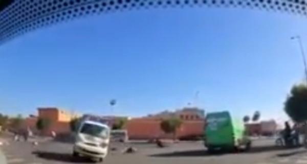 مشهد هوليودي.."هوندا" تدهس راجلين وترتطم بسيارة أخرى بمدينة مراكش(فيديو)