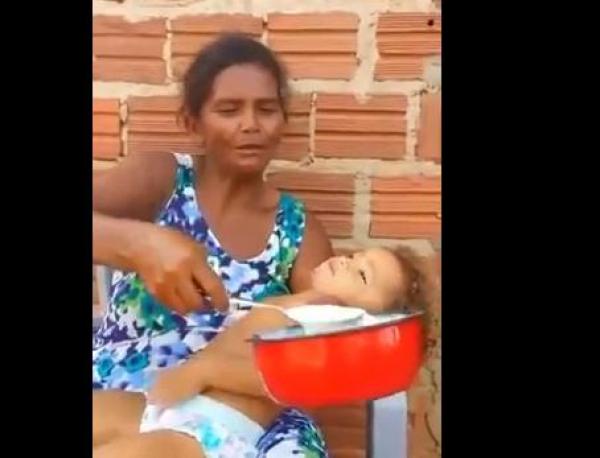 بالفيديو: أم تثير السخرية بطريقة إطعامها لرضيعها