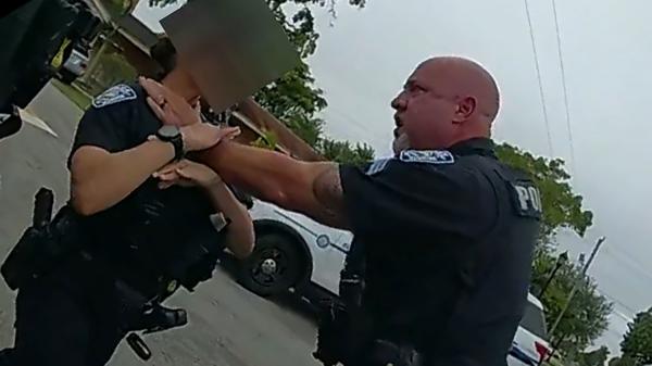لحظة اعتداء شرطي أمريكي  على زميلته أثناء عملية أمنية(فيديو)