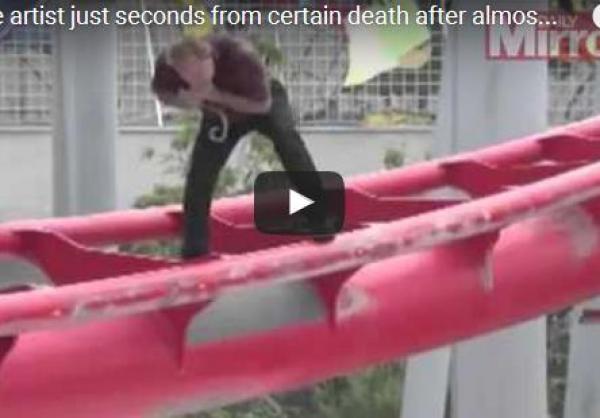 بالفيديو: نجاة مغامر من الموت بعدما كادت تسحقه لعبة أفعوانية