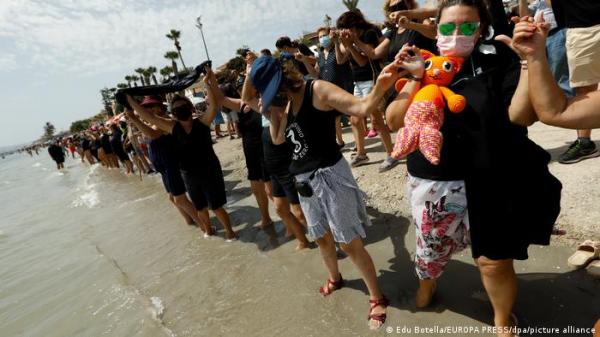 سلسلة بشرية حول بحيرة في إسبانيا احتجاجا على نفوق ملايين الأسماك