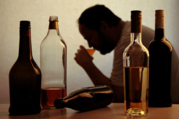 دراسة: تناول الكحول يزيد من فرص الإصابة بالخرف في سن مبكرة