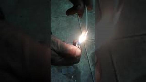 خطير بالفيديو: شاهدوا ما ذا وجدوا بـ"الشوينكوم" عند حرقها وتعرفوا على مخاطرها