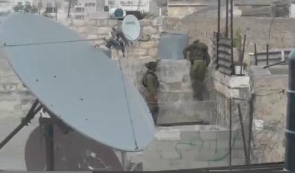 بالفيديو: جندي إسرائيلي يفشل بتسلق جدار قصير