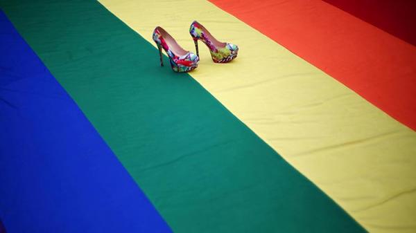 أول دولة أوروبية تحظر علاج المثليين