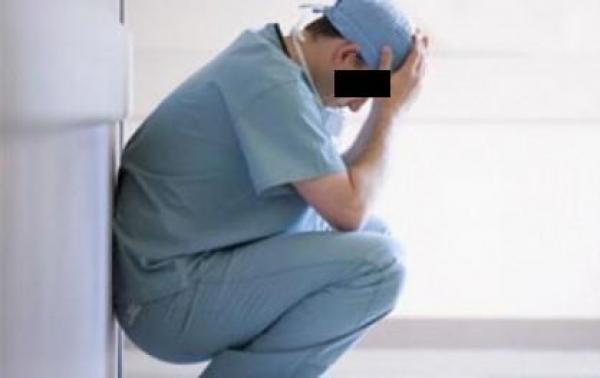 القنيطرة : اعتقال طبيب جراح متهم بتلقي رشوة من أحد المرضى