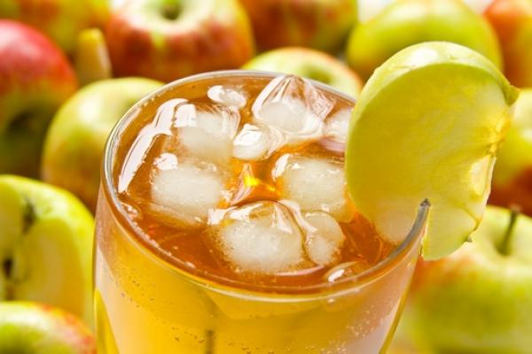«عصير الليمون بالتفاح».. أفضل مشروب يروي عطشك بالصيف