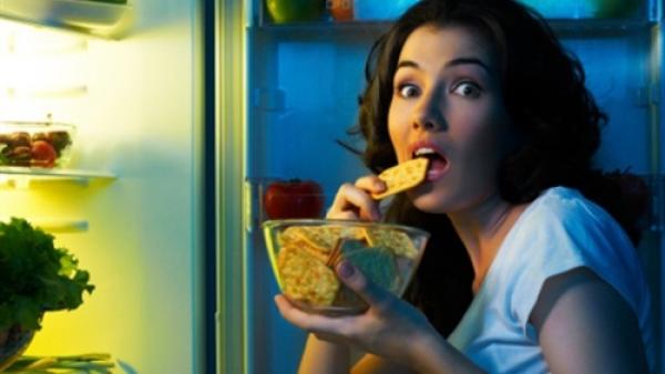 5 مخاطر صحية لتناول وجبة العشاء قبل النوم مباشرة