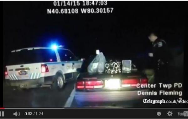بالفيديو: أمريكية مقيدة تسرق سيارة الشرطة أثناء اعتقالها