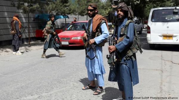 عناصر طالبان بملابس "غير نمطية".. فهل تتحوّل إلى موضة؟