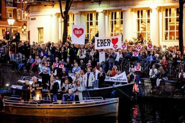 حينما يخلص المسؤول: ساكنة أمستردام تخرج بالمئات تضامنا مع عمدة المدينة بعد إصابته بالسرطان