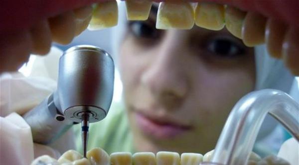 طبيب أسنان ألماني يرفض توظيف سيدة لديه بسبب حجابها