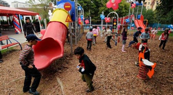 كيف يراقب الوالدان شروط السلامة في ساحات لعب الأطفال؟