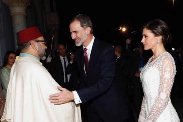 الملك محمد السادس يهدي سلهامه إلى ملكة إسبانيا بعد شعورها بالبرد (صور)