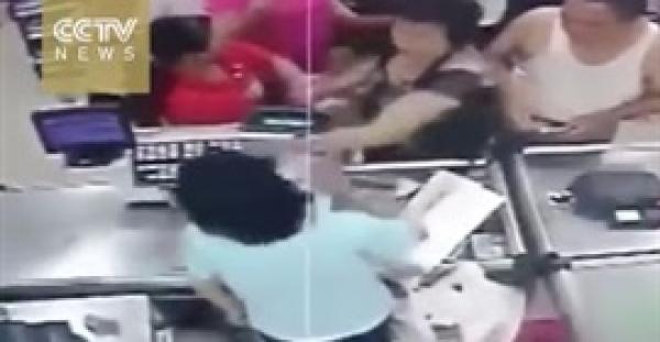 بالفيديو.. انتحار موظفة «كاشير» بعد صفعها من الزبائن