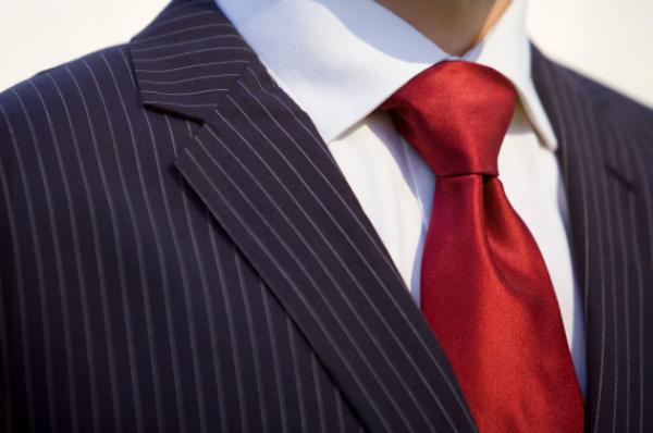 ربطة العنق .. رمز أناقة الرجل لكنها لا تخلو من آثار سلبية على صحته