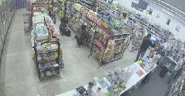 شاب وفتاة يلقنان لصا مسلحا حاول سرقة متجرا درسا قاسيا(فيديو)