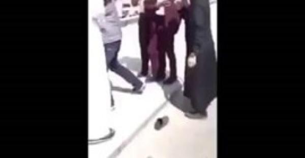 بالفيديو.. شاهد ماذا فعل سعودى مع شقيقته بعد ضبطها بصحبة رجل آخر