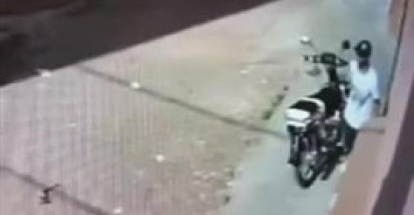 بالفيديو.. لحظة سرقة لص دراجة نارية في وضح النهار ببني ملال