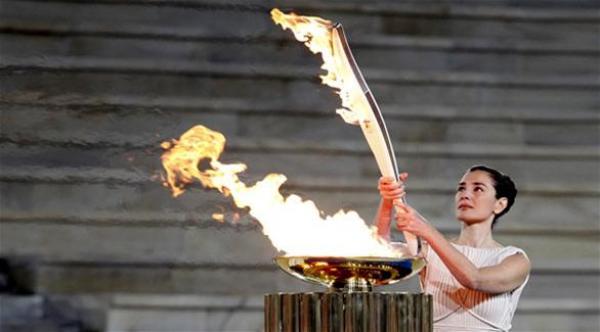 مواطن عربي يحمل شعلة أولمبياد 2016