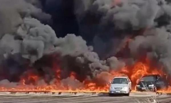 بالفيديو .. حريق هائل بموقف سيارات في مصر بعد انفجار خط بترول