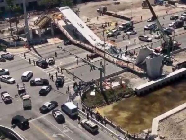 بالفيديو : انهيار جسر بفلوريدا للمشاة على طريق سيار يخلف العديد من القتلى