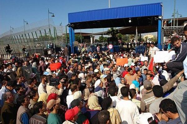 بعد أسابيع من إغلاقه...السلطات المغربية و الاسبانية تقرران إعادة فتح معبر باب سبتة